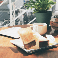 テーブルにあるパンとコーヒー